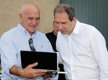 Jean-Baptiste Andreani, président de la Fédération régionale des courses hippiques, présentant le nouveau site internet de sa dynamique structure à Jean Zuccarelli