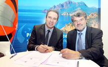 Jean Zuccarelli, président de l'Agence de développement économique de la Corse, aux côtés de Jean-François Fountaine, à l’occasion de la signature d'un partenariat entre les deux structures, au Salon Nautique de Paris