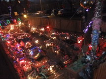 Un village de Noël, tout en décorations et en illuminations, au bâtiment 42 de Lupino