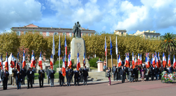 Lors de la cérémonie de dépôt de gerbe organisée au pied du Monument aux Morts, place Saint-Nicolas