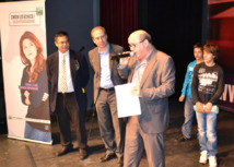 Jean Zuccarelli, aux côtés des responsables de la Ligue Corse des Echecs, durant la remise des prix aux vainqueurs du Trophée des Jeunes BNP Paribas