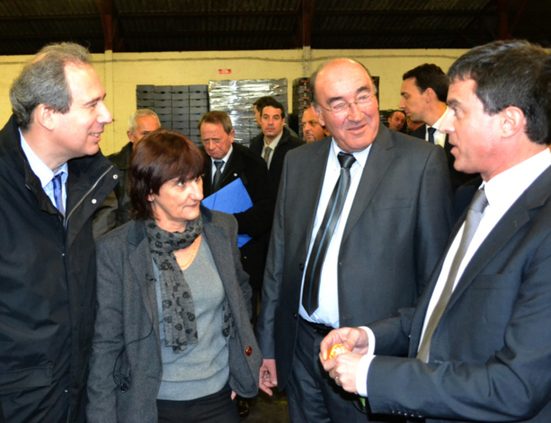 ^Aux côtés de Joseph Castelli, président du Conseil Général de Haute-Corse et de la conseillère exécutive Marie-Thérèse Olivesi, maire de San-Nicolao
