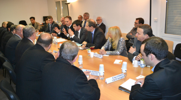 Table-ronde en présence des décideurs et acteurs socioéconomiques insulaires, présidée par le Ministre de l’intérieur Manuel Valls, aux côtés notamment de Jean Zuccarelli, conseiller exécutif de Corse, président de l’ADEC