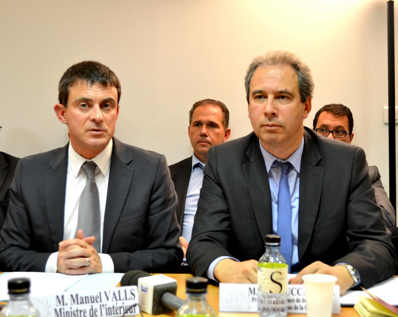 Aux côtés du Ministre de l'intérieur Manuel Valls, lors de sa venue en Corse, lundi 26 novembre 2012